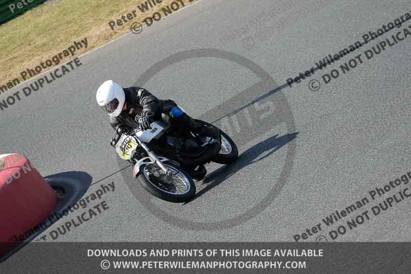 Vintage motorcycle club;eventdigitalimages;mallory park;mallory park trackday photographs;no limits trackdays;peter wileman photography;trackday digital images;trackday photos;vmcc festival 1000 bikes photographs